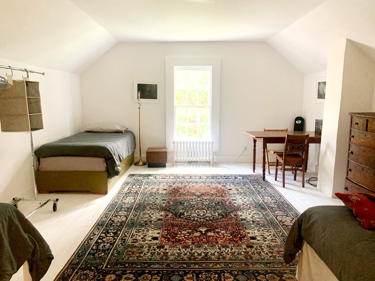 „Obiteljska” soba s više kreveta, komodom, stalkom za odjeću i stolom/radnim stolom