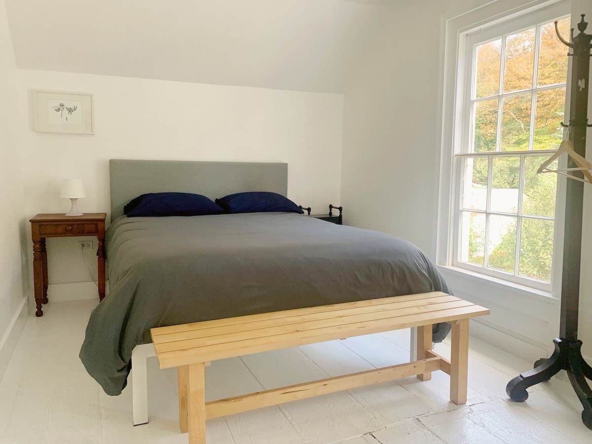 Sekundarna spavaća soba s bračnim krevetom i komodom koja se razvlači na radni stol