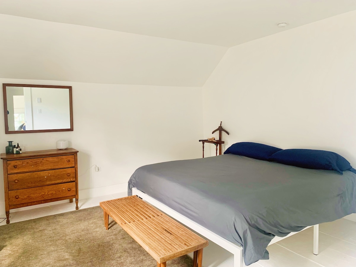 Primarna spavaća soba s bračnim krevetom, komodom, radnim stolom i stalkom za odjeću