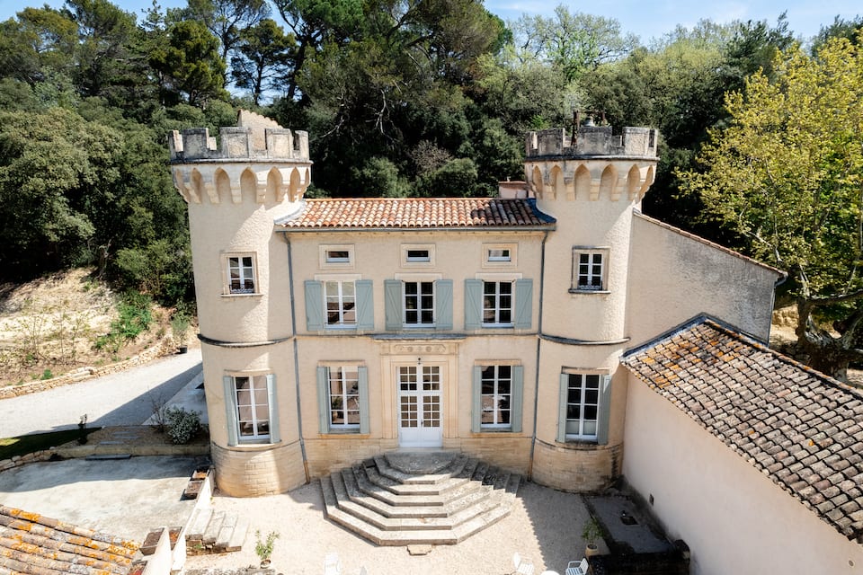 Gîte les Tours, a turreted château in Provence, Sarrians, Provence, France, photo 1 of 10