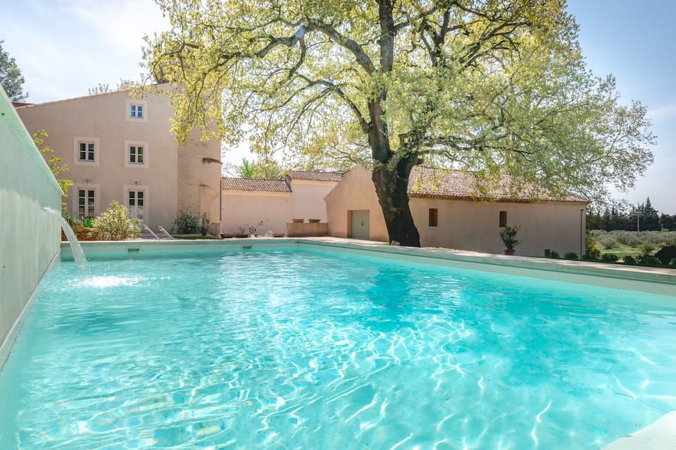 Gîte les Tours, a turreted château in Provence, Sarrians, Provence, France, photo 4 of 10