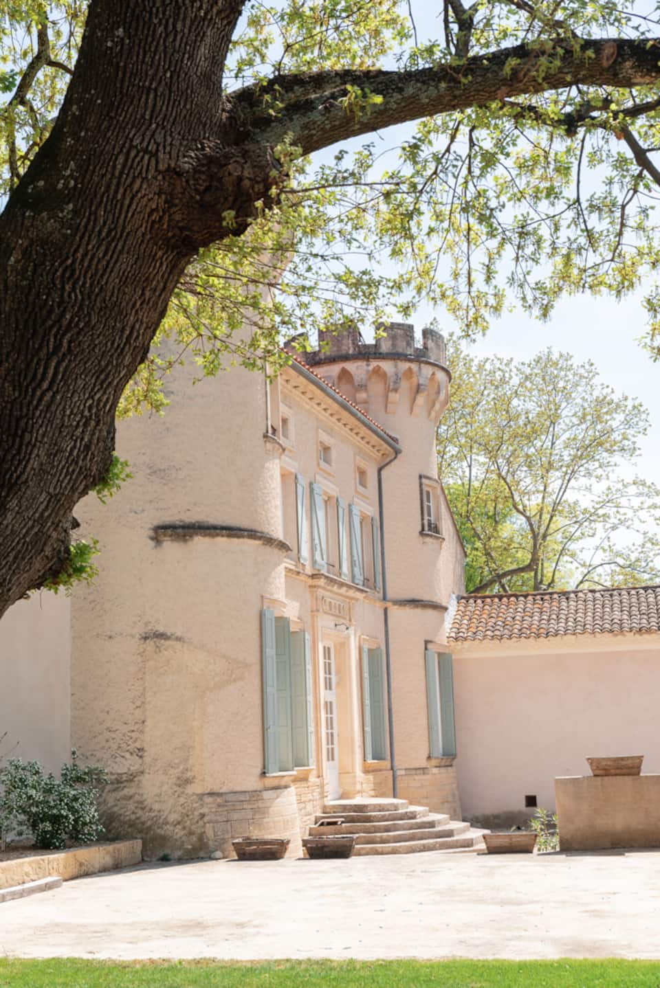 Gîte les Tours, a turreted château in Provence, Sarrians, Provence, France, photo 3 of 10