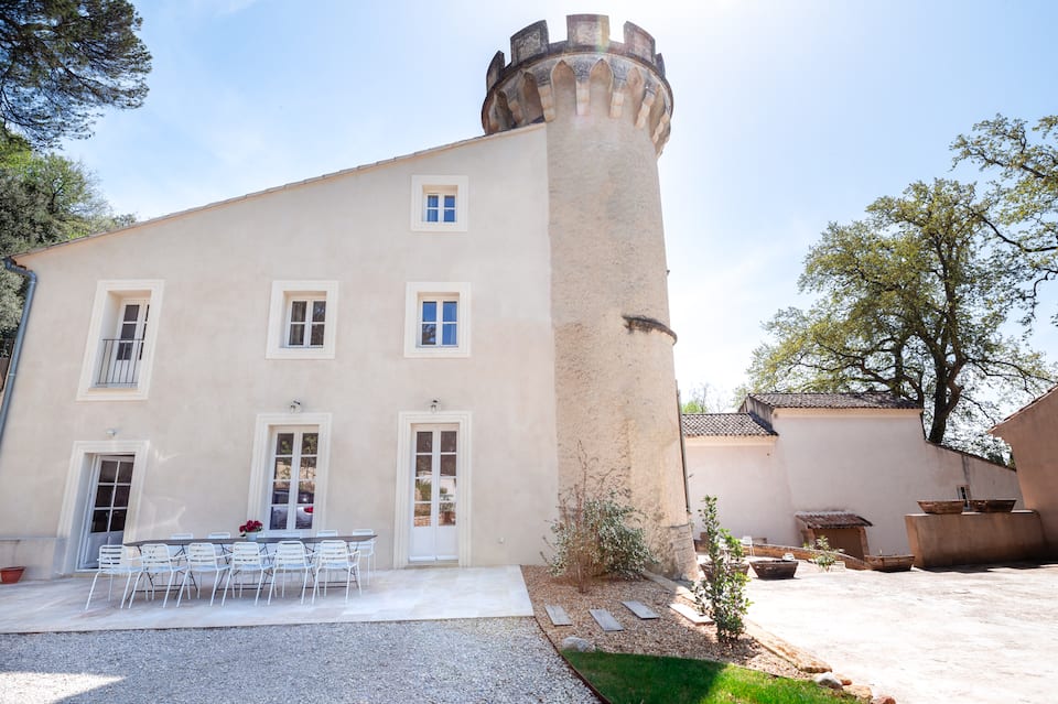 Gîte les Tours, a turreted château in Provence, Sarrians, Provence, France, photo 9 of 10