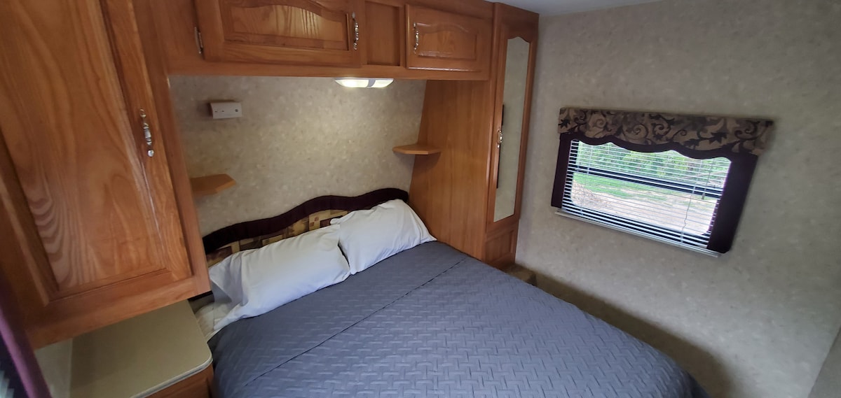 标准双人床卧室