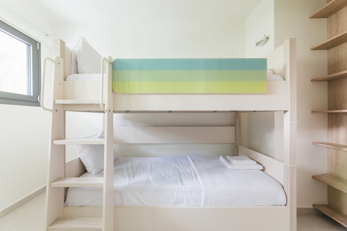 次卧设有双层床。如果您希望第二间客房配备2张单人床，请告知我们，因为次卧室还有带2张单人床的公寓。