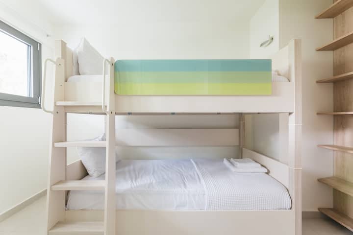 кревет во втората спална соба. Во случај да претпочитате 2 единечни кревета во втората соба, информирајте нѐ бидејќи има и достапни станови со 2 единечни кревета во втората спална соба.