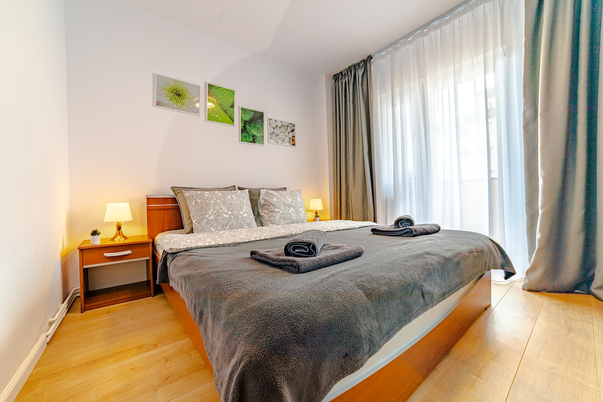 Bed room with 160x200cm mattress,  20 cm thick, with 250 spring pockets per m², divided into 7 comfort zones provide optimal and correct resistance from an ergonomic point of view. Coated with coconut for better ventilation and polyurethane foam. 