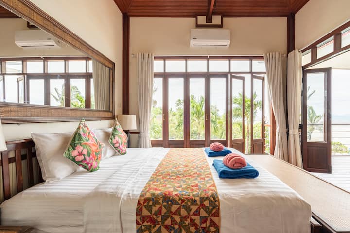 غرفة نوم رئيسية رومانسية 1 مفتوحة على البحر من خلال أبوابها الكبيرة Frecnh