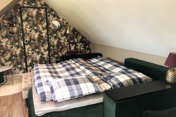 Le canapé est facilement composé d'un grand lit double agréable. Draps et housses de couette sont déjà préparés lorsque vous venez et êtes dans les zones de rangement du canapé. Un joli matelas épais pour une bonne nuit de sommeil.