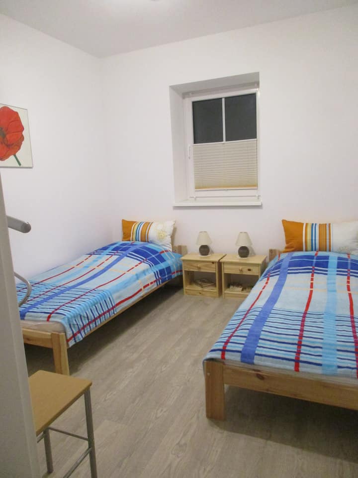 Schlafzimmer mit zwei Einzelbetten (je 0,90 x 2,00 m)
