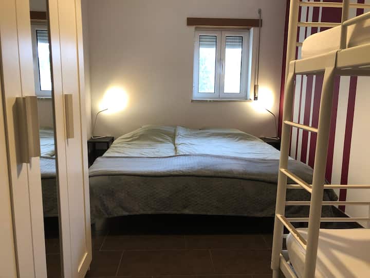 卧室，双人床或2张双人床+1张双层床