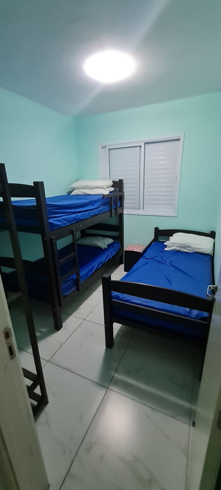 Spálňa 2: s 3 lôžkami, 2 extra matracmi, klimatizáciou a ventilátorom. 