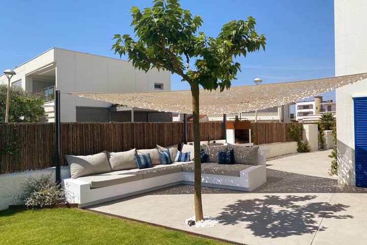 Premium beachfront villa in Costa Brava gallery image 3