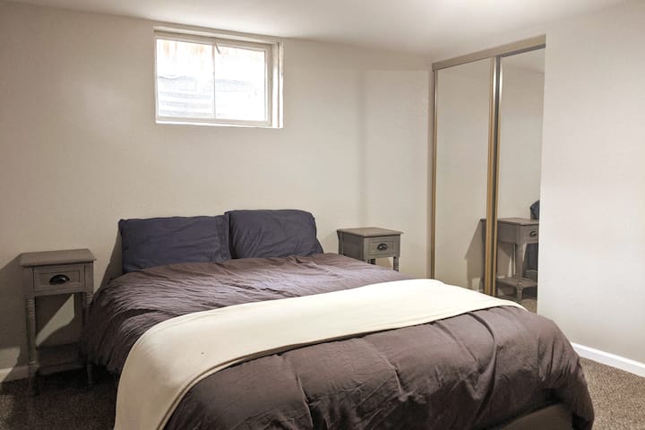 Изнајмување на спална соба//
Удобен брачен кревет (широк 150-179 см) со удобен шалтер и перници, дополнителни ќебиња, ноќни штандови, гардеробер и плакар. Додадени се надградби од последното фотографирање.