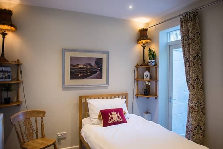 楼下卧室靠近淋浴间和马桶