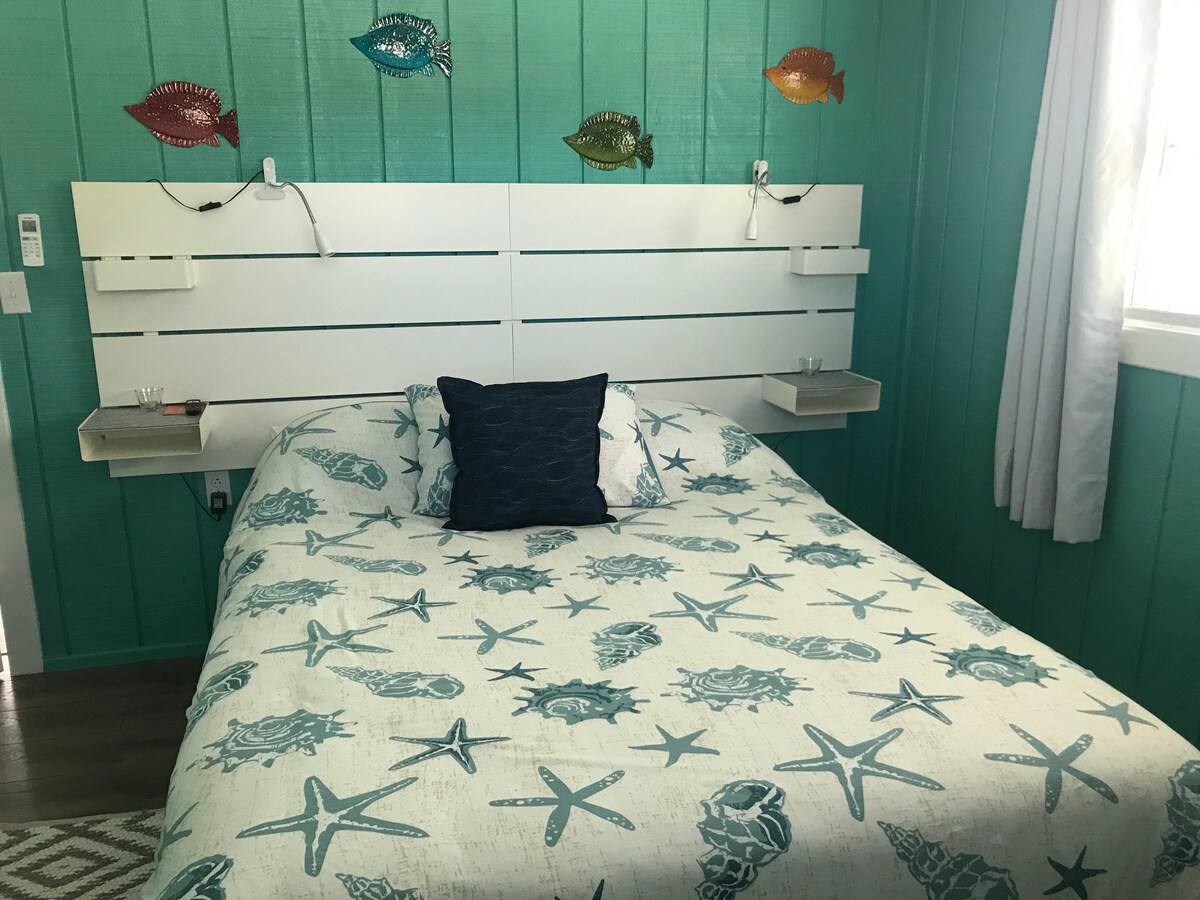Bedroom 1, Queen bed