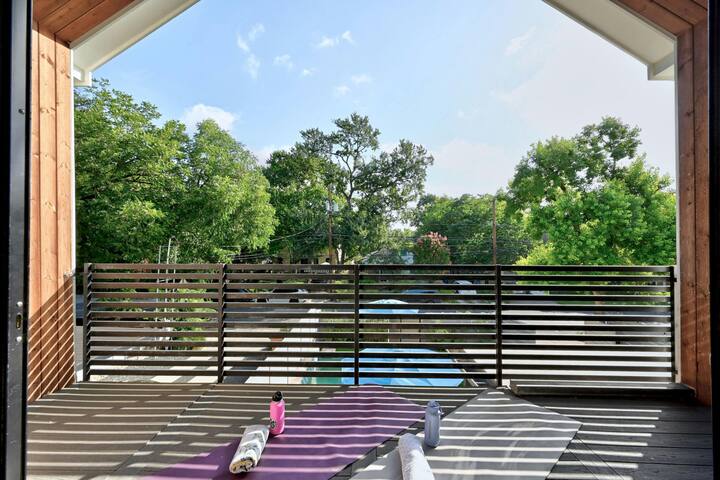 Luxurious 3BDR Spacious Home, best location in ATX gallery image 3