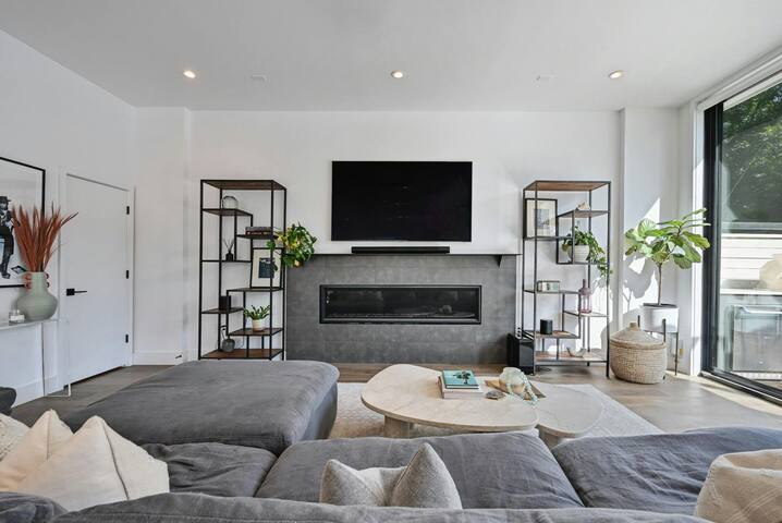 Luxurious 3BDR Spacious Home, best location in ATX gallery image 5