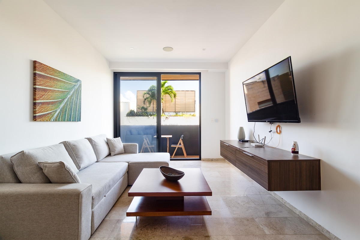 Salle de divertissement équipée d'un canapé confortable et d'une table, créant un espace idéal pour se détendre, socialiser et profiter de moments de plaisir et de divertissement dans la commodité de la maison.