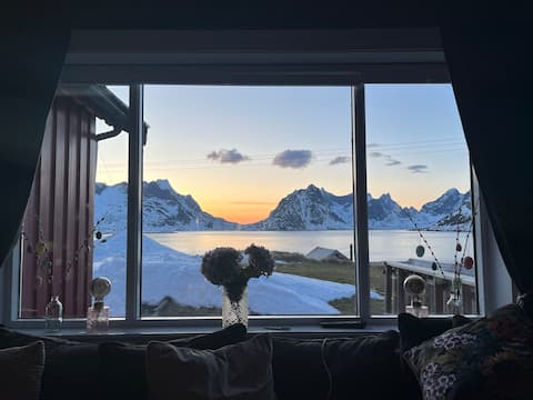 Top performing Airbnb: Cottage in Reine, Moskenes (Lofoten) in Moskenes