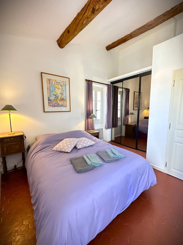 Slaapkamer 1 met uitzicht op het terras. Met tweepersoonsbed voor 2 personen en kast 