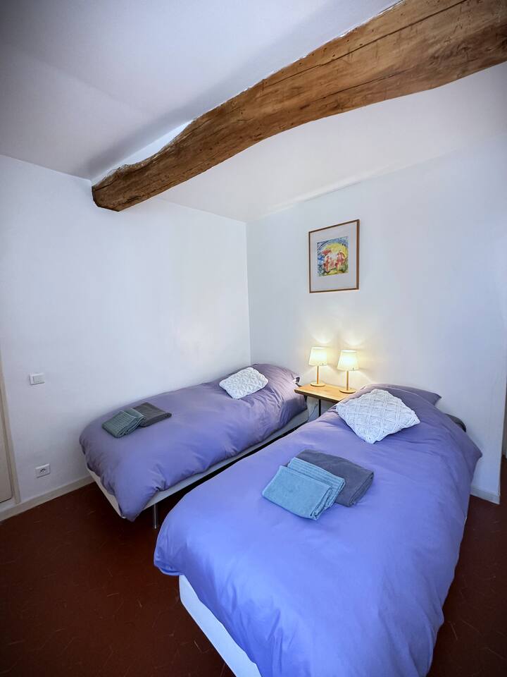 Slaapkamer 3 met 2 eenpersoonsbedden en kast.