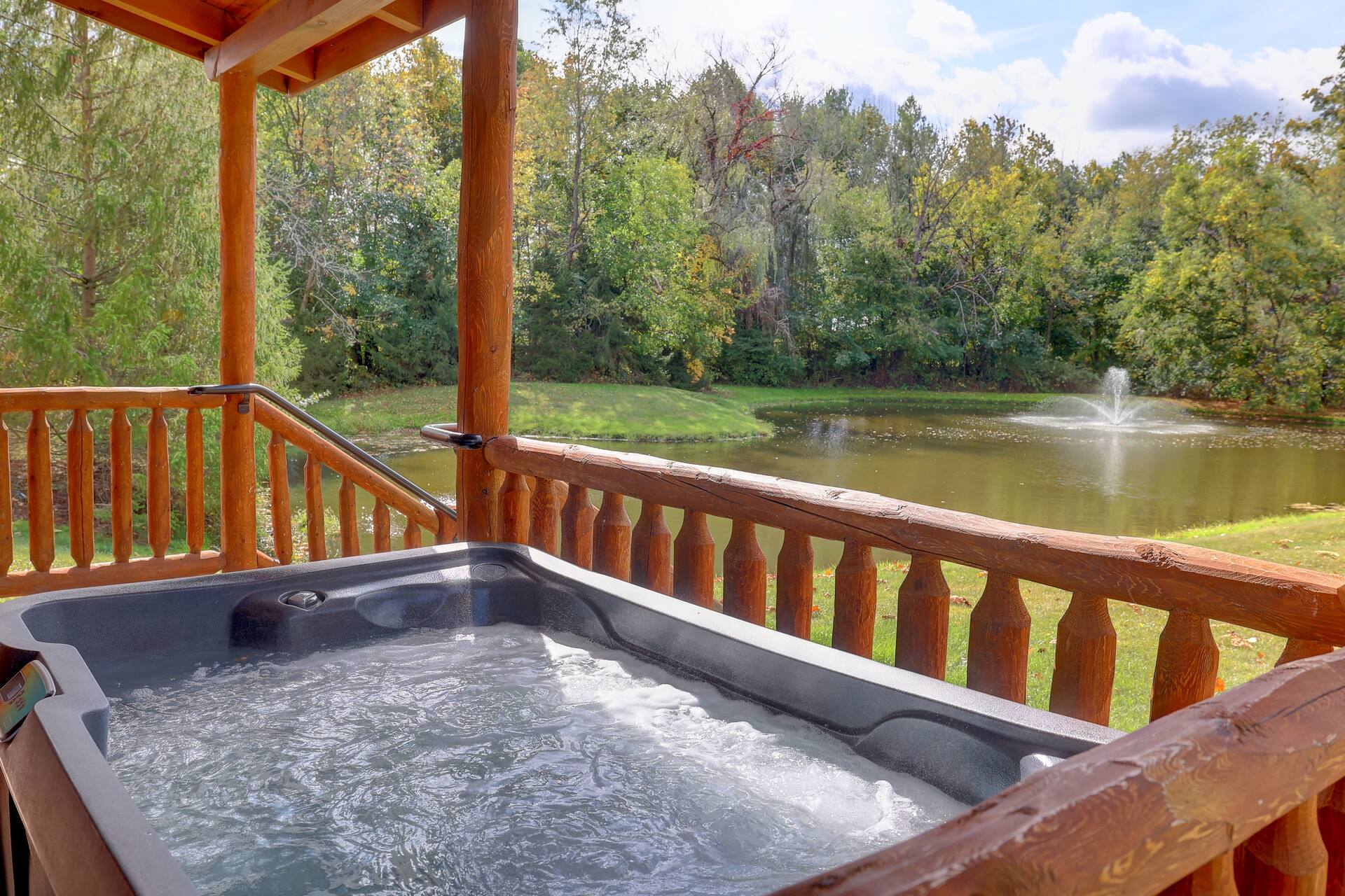 Romantic Waterview Lodge Suite w/ Hot Tub