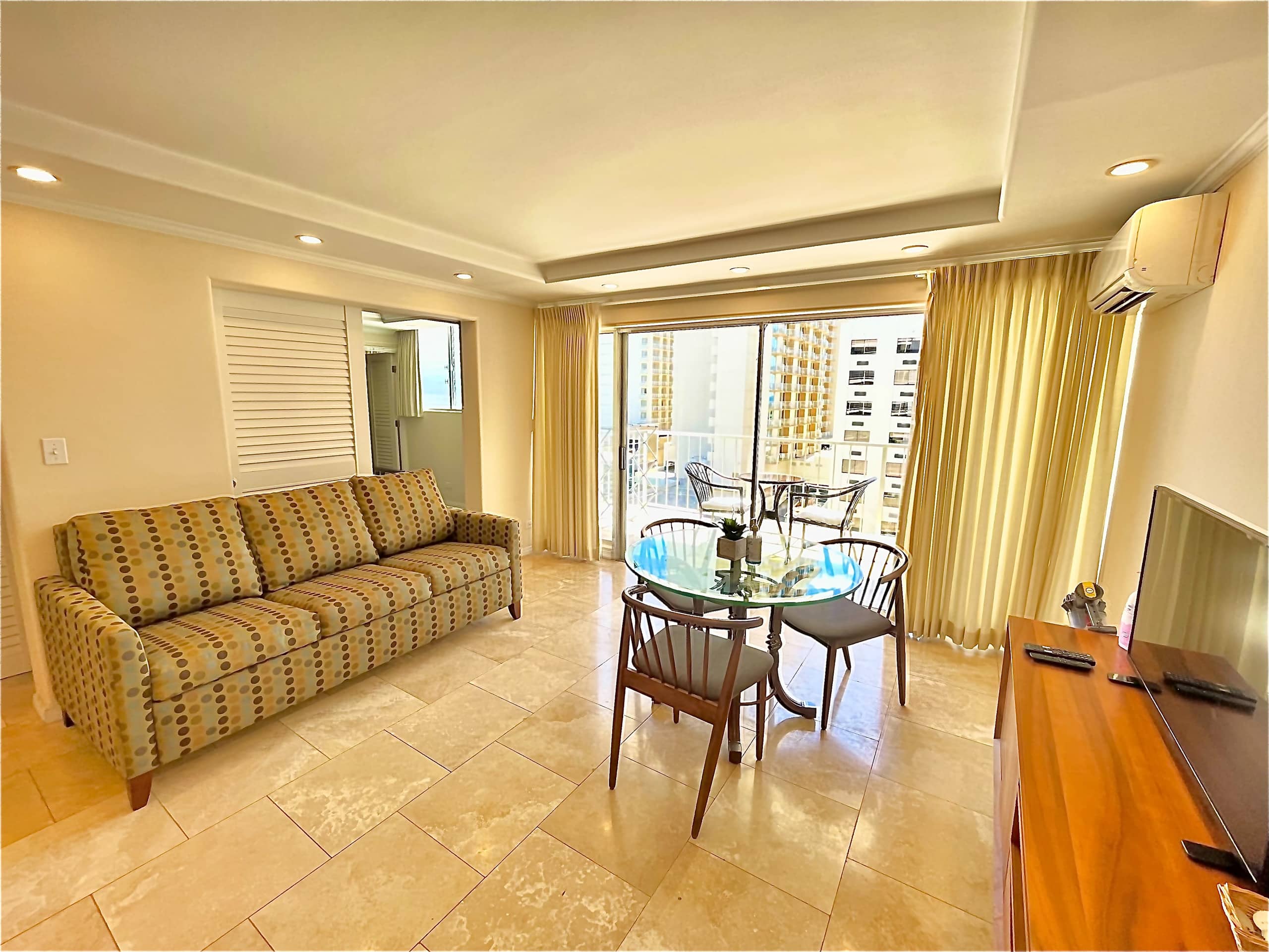 2 min to the Beach! Free Parking/AC/Washer/Dryer - Image 2