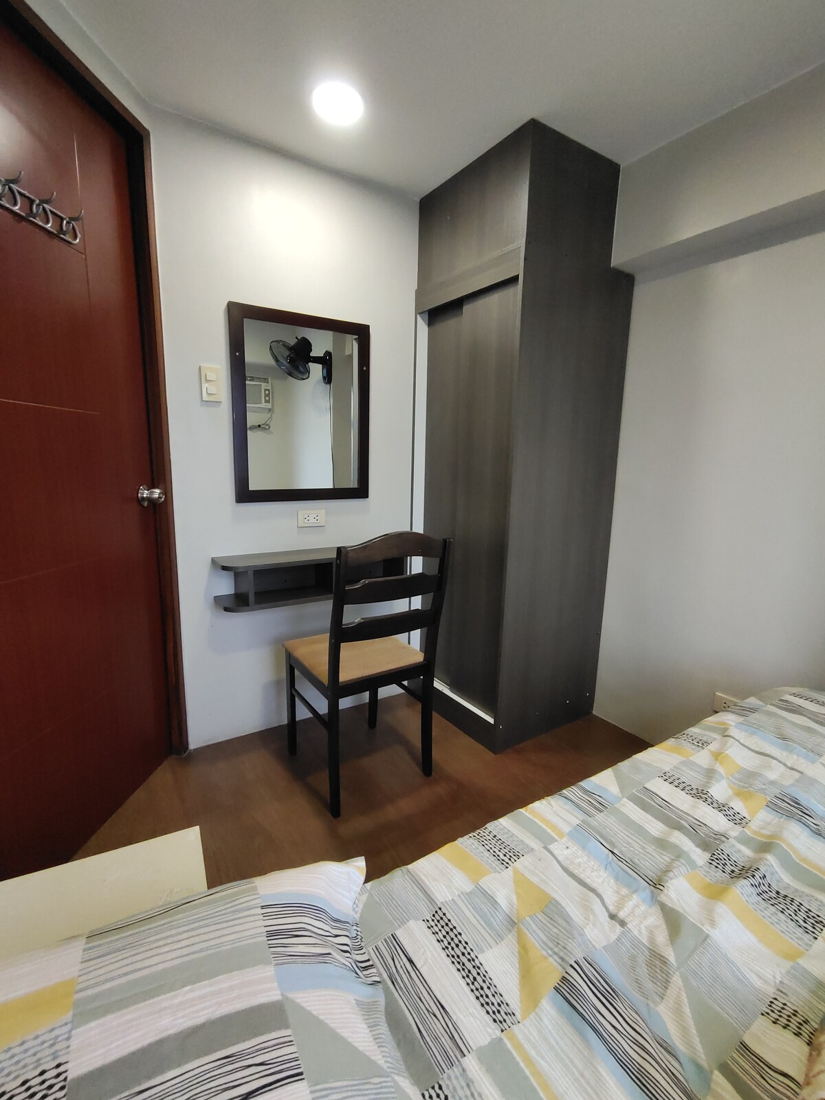 Ubytujte sa v spálni pomocou komody, zrkadla a skrinky na oblečenie.