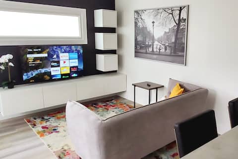 Top Airbnb: The Luxe Apt. - Main Floor, Modern, HiCeilings in Highland West