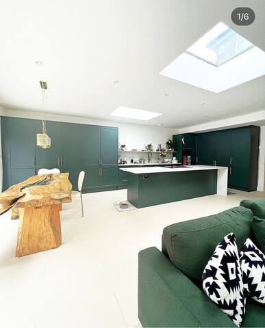 Luxury 4 bed with huge garden gallery image 5