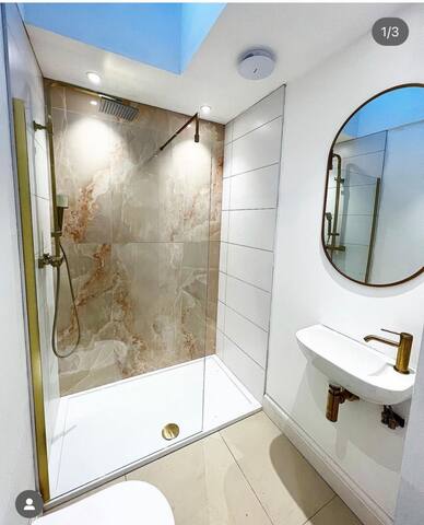 Luxury 4 bed with huge garden gallery image 4