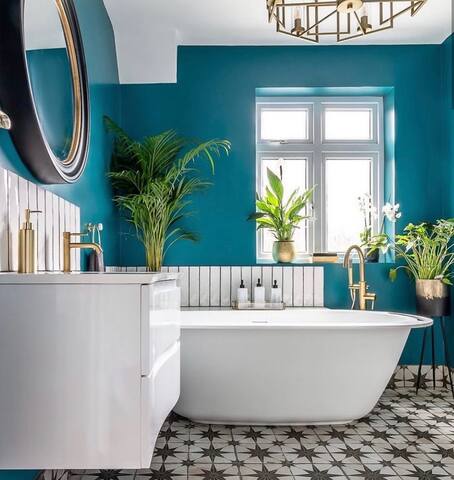 Luxury 4 bed with huge garden gallery image 2