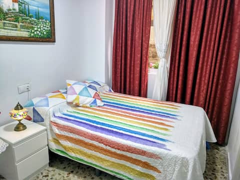 Agradable habitación con baño privado.