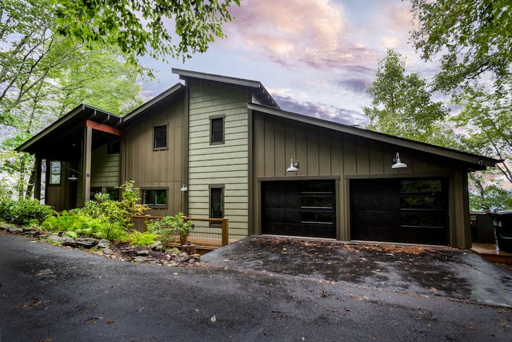 *Mtn Views*3mi to Downtown*King Bed*Hot Tub*Sauna*