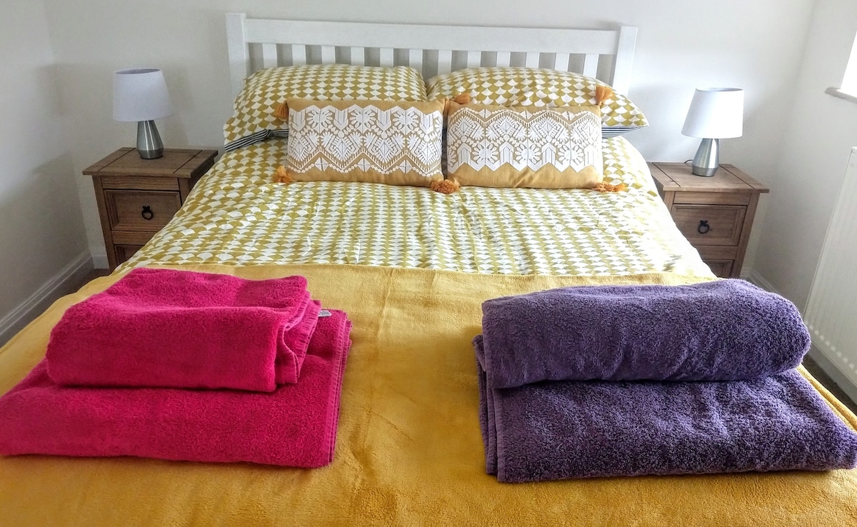 卧室2 -双人床-房子后面