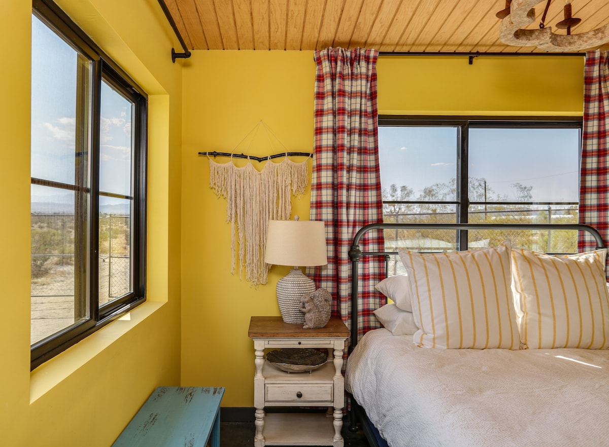 ตื่นขึ้นมาพบกับวิวหลายมุมจากห้องนอน "สีเหลือง"