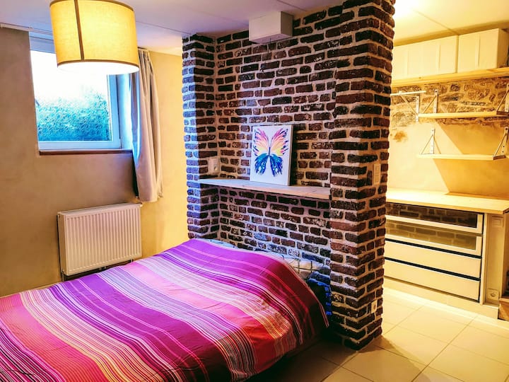 Chumba kikubwa cha kulala: kitanda cha watu wawili na chumba kikubwa cha kuvaa