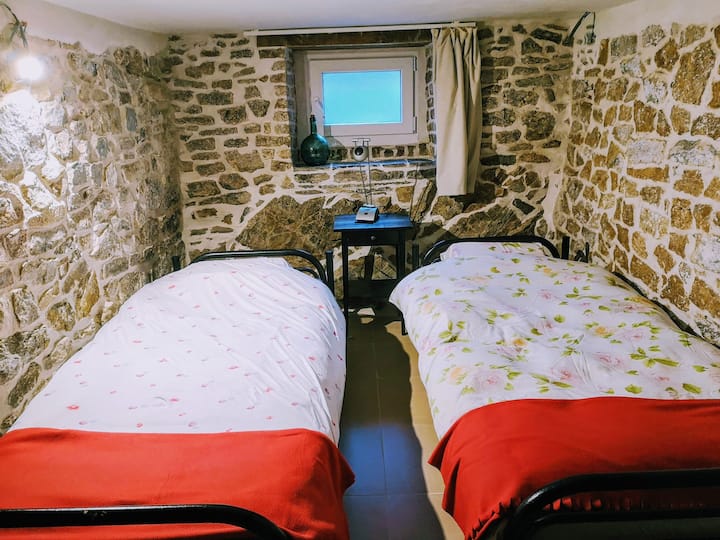 Chumba cha kulala cha tatu chenye vitanda viwili vya mtu mmoja