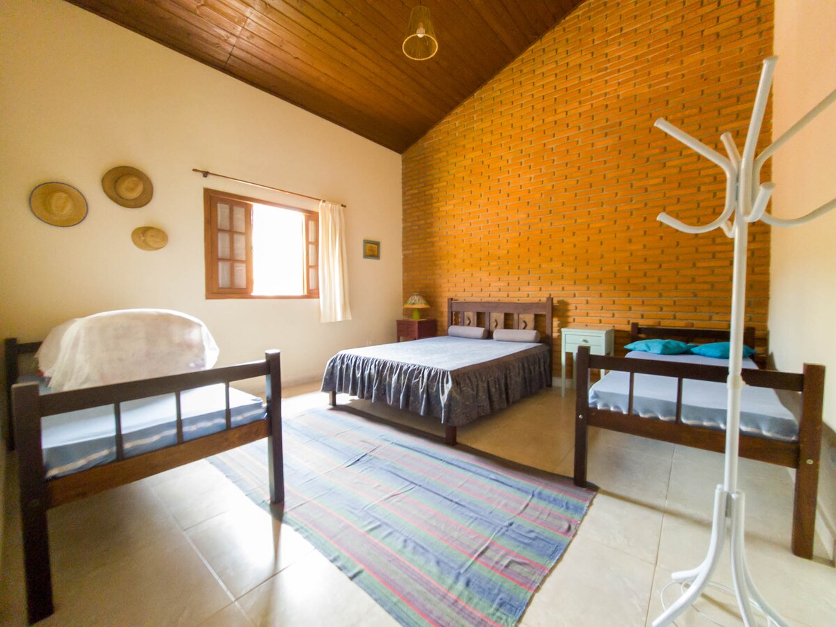 卧室2 （ 1张双人床和2张单人床）