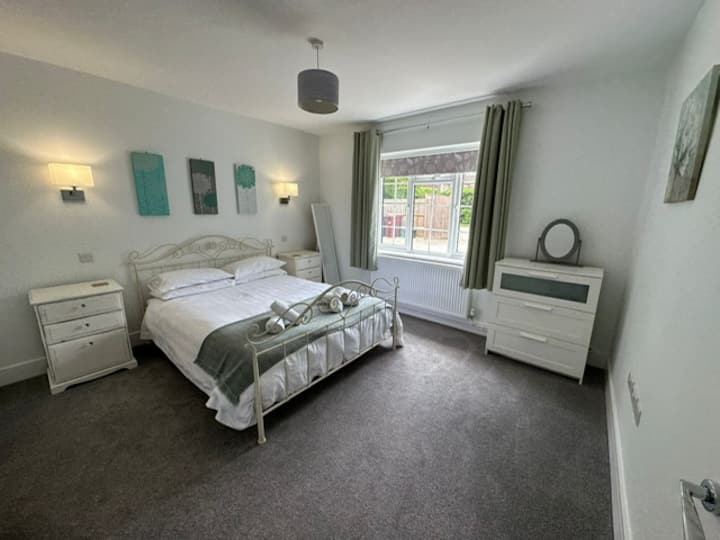 חדר שינה ידידותי לנכים עם חדר רטוב צמוד