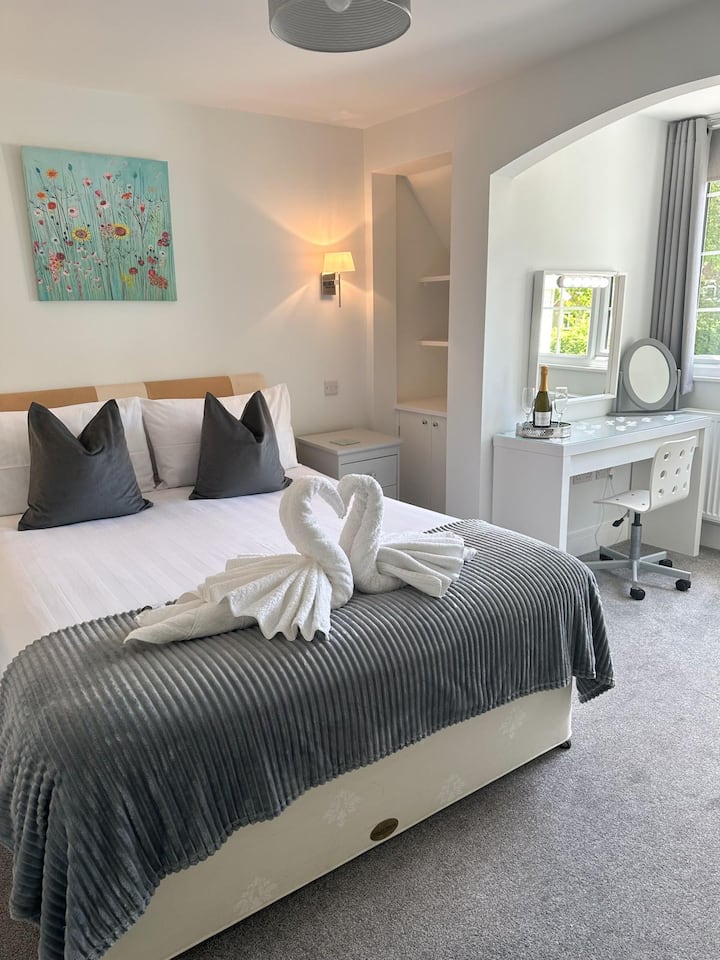 חדר שינה זוגי עם מיטת קינג סייז