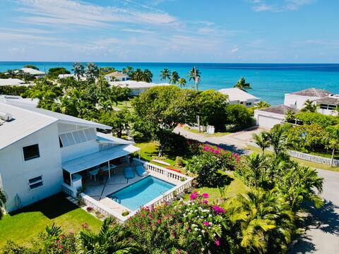 Lovely family holiday house with swimming pool