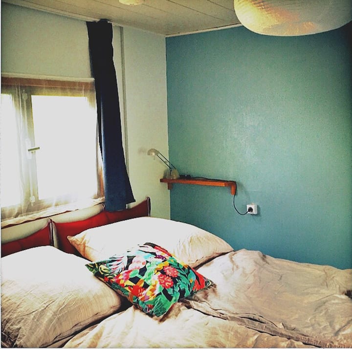 带弹簧床垫的卧室