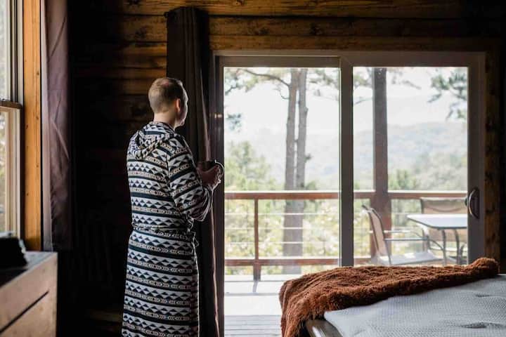 วิวภูเขาจากทุกห้อง! ห้องนอนชั้นสองของห้องโดยสารเปิดออกไปยังระเบียง คุณจะตื่นขึ้นมาเห็นวิวที่น่าทึ่งทุกเช้า ห้องนอนนี้มีเตียงควีนไซส์และห้องน้ำในตัว