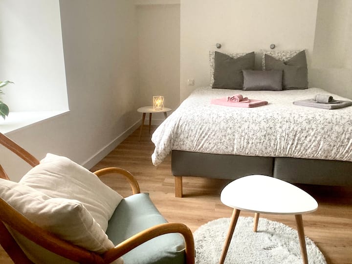 Chambre 2 au 1er étage avec lit 160 x 200 et rangement 