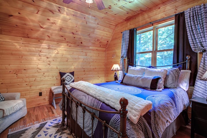 غرفة النوم الرئيسية في منطقة الشقة العلوية الخاصة