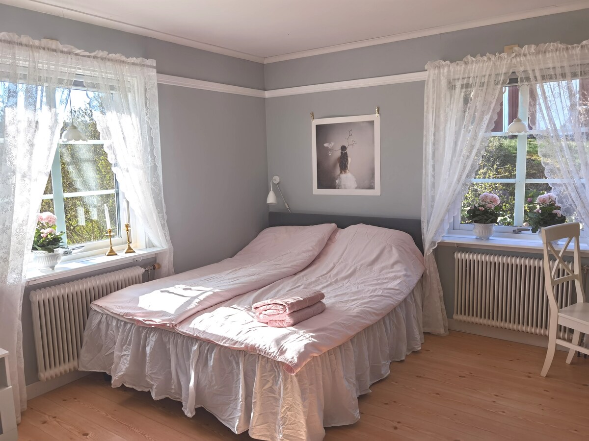 ในอพาร์ทเมนท์มีเตียงขนาด 160 ซม. และมีความเป็นไปได้ในการมีเตียงเสริม 