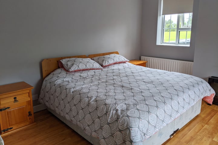 Kitanda hiki cha mfalme mkuu kinaweza kugawanywa katika vitanda viwili pacha. 