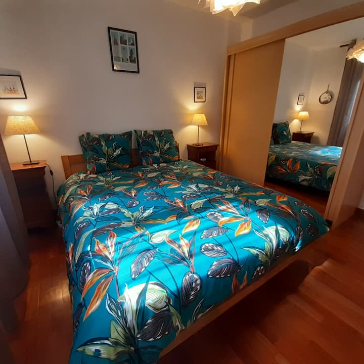 חדר שינה 1, עם מיטה זוגית וארון בגדים גדול. 
מצעים שסופקו ומיטה מוצעת להגעתכם 